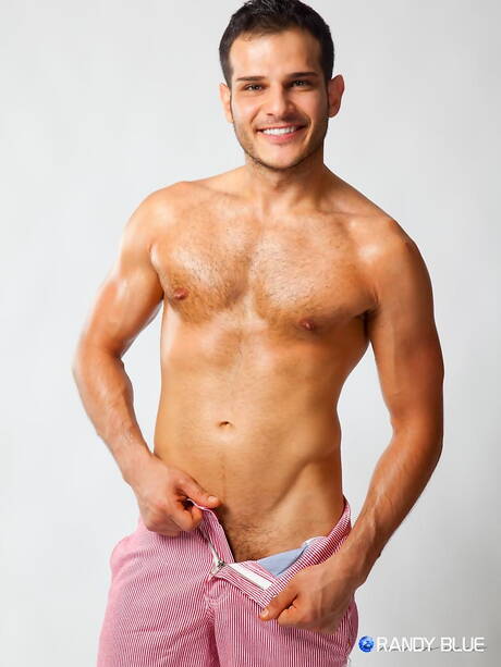 Der starke Bulle Adi Hadad hat ein Vergnügen