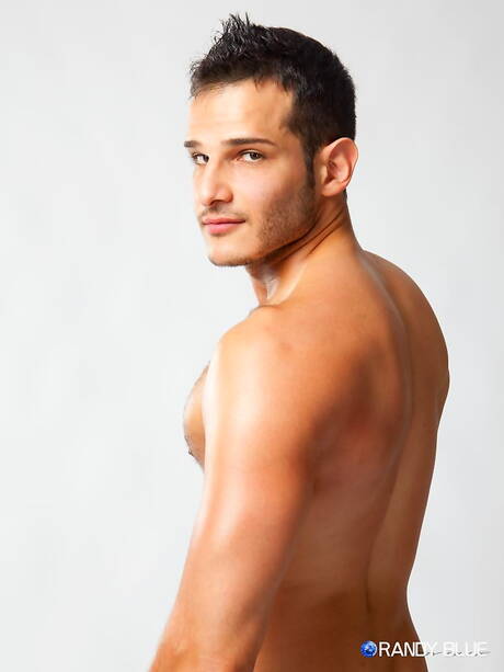 Der starke Bulle Adi Hadad hat ein Vergnügen