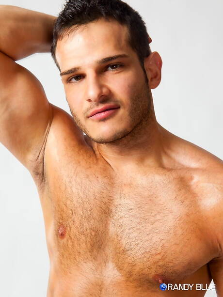 Der starke Bulle Adi Hadad hat ein Vergnügen