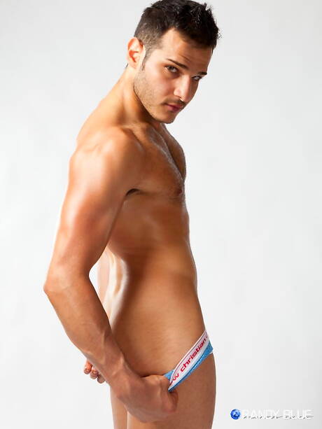 Der starke Bulle Adi Hadad hat ein Vergnügen