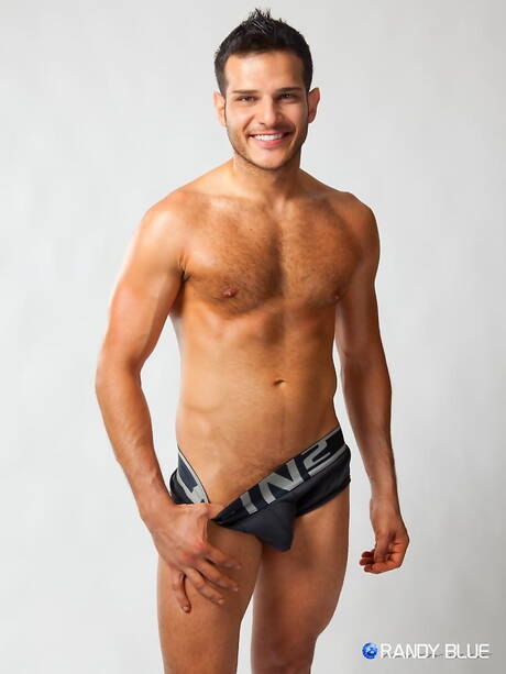 Der starke Bulle Adi Hadad hat ein Vergnügen