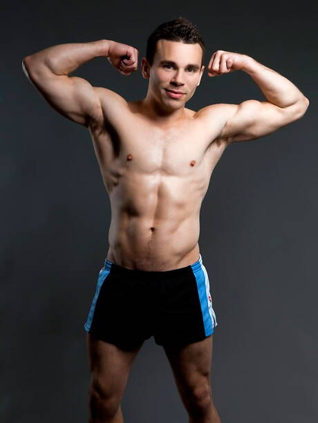 強壯的公牛蒂姆·格雷森正在挑逗他的雞巴