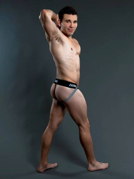 強壯的公牛蒂姆·格雷森正在挑逗他的雞巴