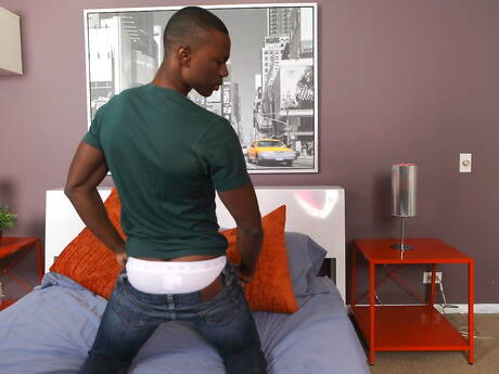 O supergaranhão negro Max Rider fica nu e mostra uma bela bunda