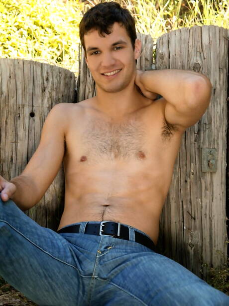 Der bullige Bridge Layne posiert nackt und zeigt seinen Hintern im Freien