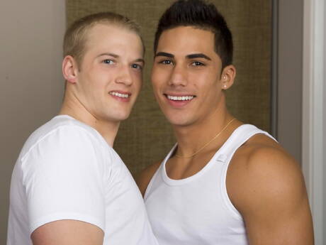 Chaz Coleman und der amerikanische Muskelprotz Topher Dimaggio in einer Schwanzlutschszene