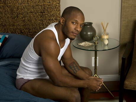 Der attraktive Schwarze Eddie Diaz und der amerikanische Schönling Trent Davis beim Schwarz-Weiß-Sex