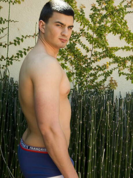 Bull Sebastian Crew masturbeert buiten