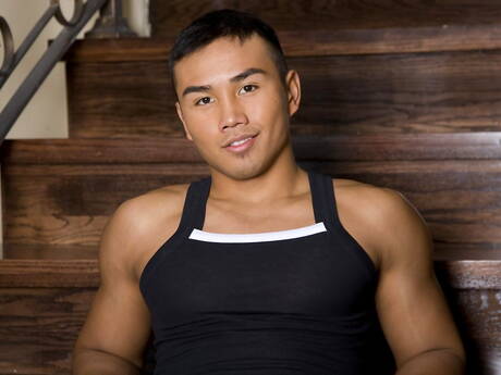 El atractivo Johnny Angel y el sensual Max Cruz tienen un buen sexo oral