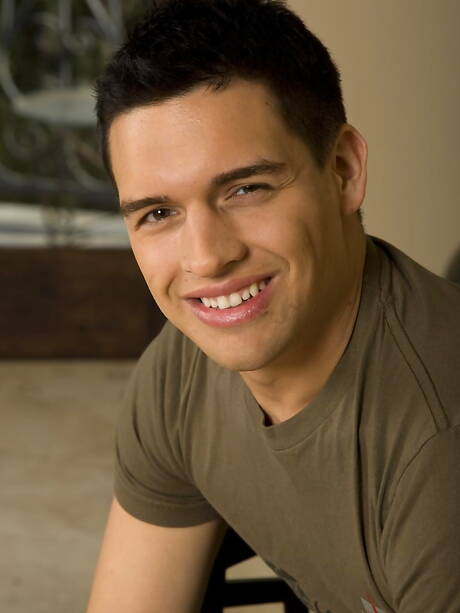 O touro forte Jason Harper brincando com um pau