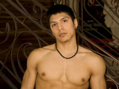 Muskelprotz Victor Verando zieht sich aus und zeigt seinen Hintern