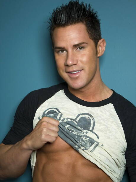 El musculoso estadounidense Benjamin Bradley se masturba