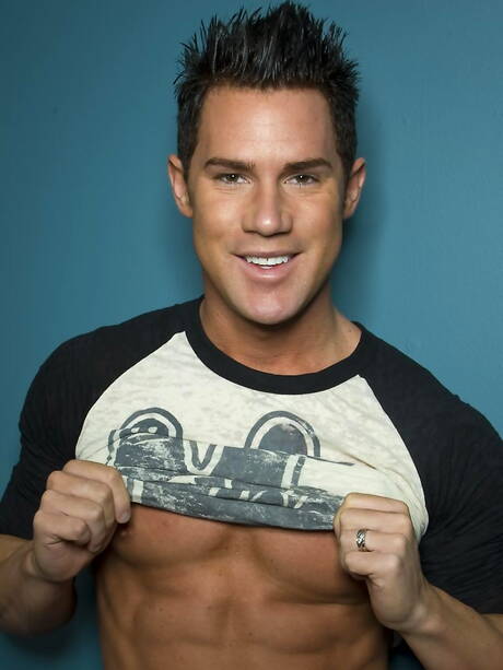 El musculoso estadounidense Benjamin Bradley se masturba