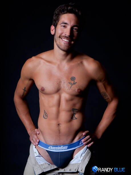 アメリカのスタッド、デイル・クーパーがヌードでお尻を露出