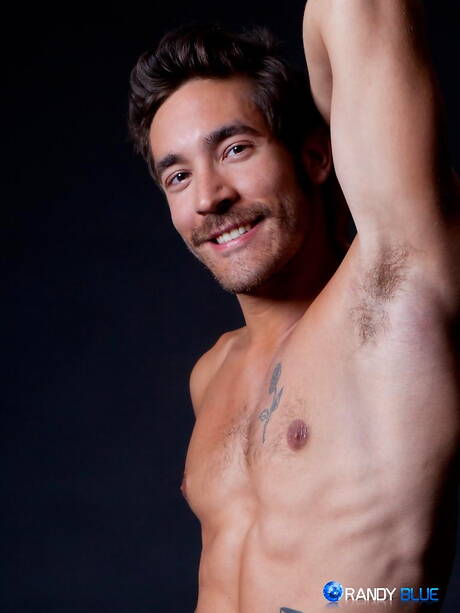 アメリカのスタッド、デイル・クーパーがヌードでお尻を露出