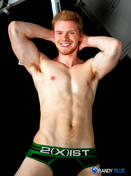 Muskulöser Jesse Knight spielt mit Schwanz