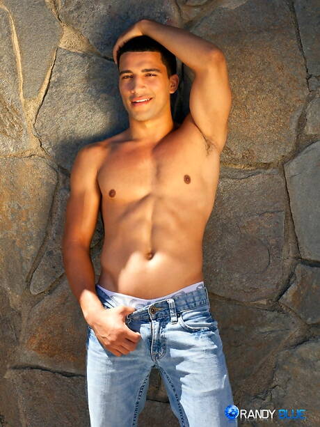 O fisiculturista negro Robert Craig provocando seu pau ao ar livre