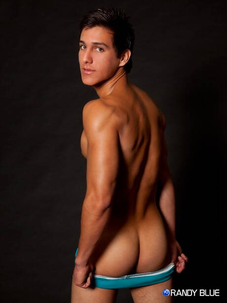 ボディビルダーのミゲル・アルマンドがペニスで遊ぶ