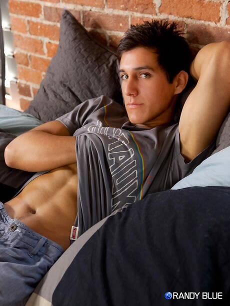 ボディビルダーのミゲル・アルマンドがペニスで遊ぶ