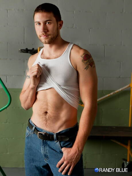 帥哥 Justin Gennaro 全裸出鏡，露出臀部