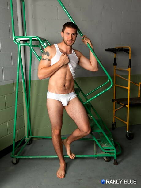 帥哥 Justin Gennaro 全裸出鏡，露出臀部