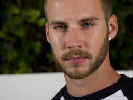 De goed gebouwde Amerikaanse Chris Bines trekt zijn pik buiten af