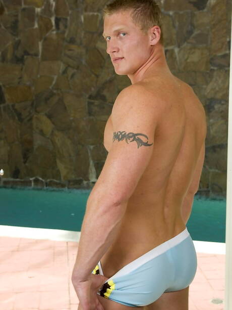 Silny byk Jesse Moore masturbuje się na zewnątrz