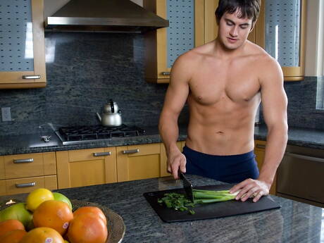 Shane Foster se masturba en la cocina