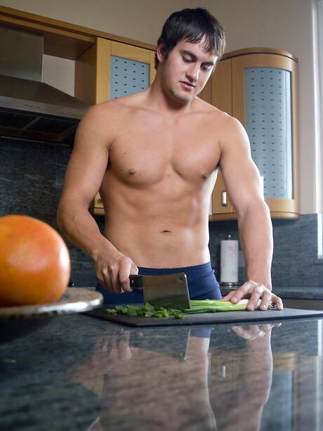 Shane Foster se masturba en la cocina