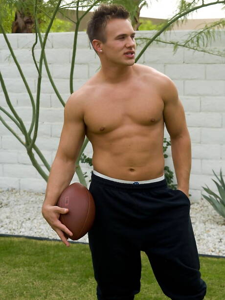 Les stars américaines du bodybuilder Brent Diggs et du musclé Xander Scott dans une scène de fellation en extérieur