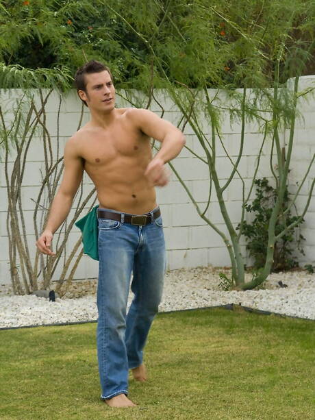 American stars bodybuilder Brent Diggs and well-built Xander Scott in blowjob scene outside