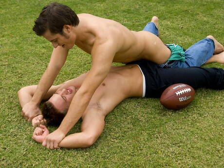 Les stars américaines du bodybuilder Brent Diggs et du musclé Xander Scott dans une scène de fellation en extérieur