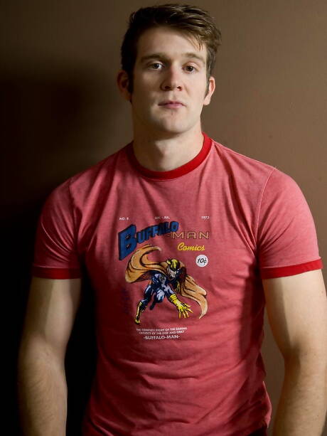 Der amerikanische Otter Colby Keller wichst seinen Schwanz