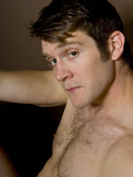 Der amerikanische Otter Colby Keller wichst seinen Schwanz