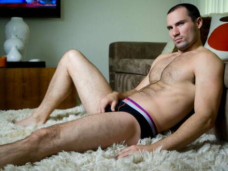Stier Max Keller poseert naakt en toont strakke kont