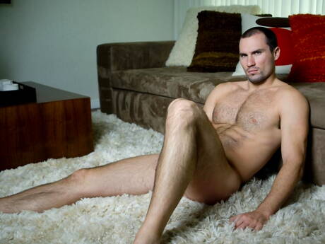 Stier Max Keller poseert naakt en toont strakke kont