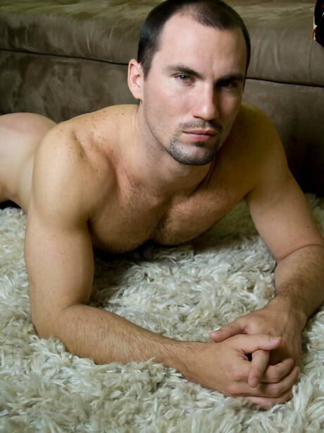 Stier Max Keller poseert naakt en toont strakke kont