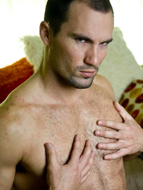 Stier Max Keller poseert naakt en toont strakke kont