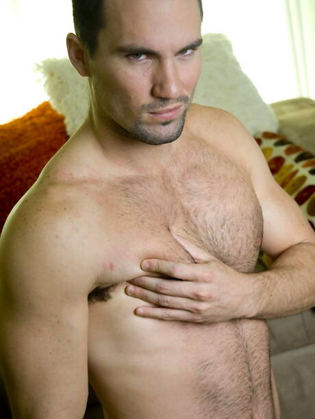 Stier Max Keller poseert naakt en toont strakke kont