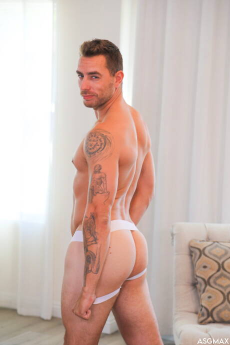 アメリカ人の筋肉質なカーター・ウッズと筋肉質なリッキー・リーの熱いアナルセックス