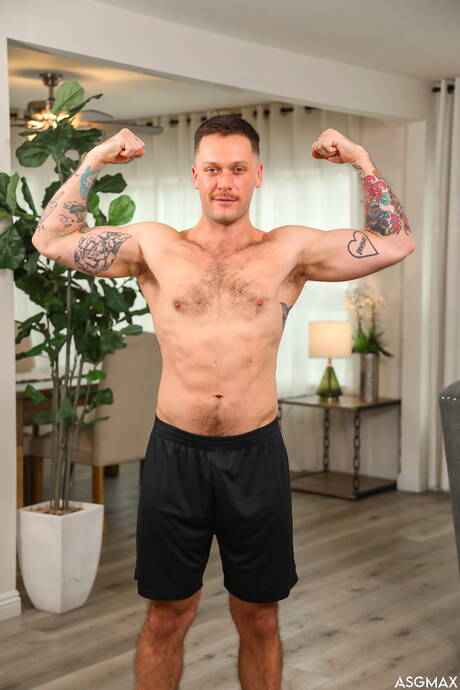 恥知らずな少年カレブ・パーカー、ジャック・ジェイコブ、ヴィンセント・グレイがハードな3Pセックスをする