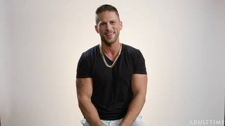 Der muskulöse Amerikaner Roman Todd masturbiert