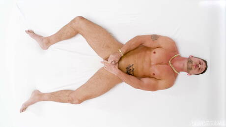 Der muskulöse Amerikaner Roman Todd masturbiert