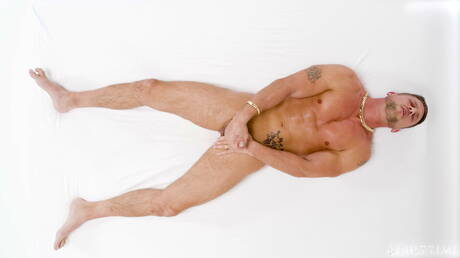 Der muskulöse Amerikaner Roman Todd masturbiert