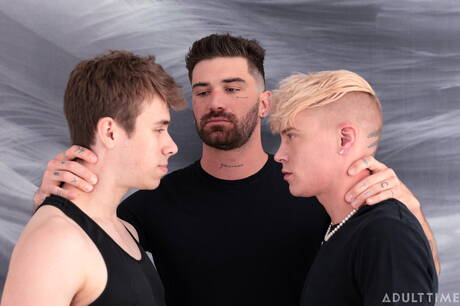 Die versauten Kumpels Chris Damned, Harley Xavier und Adam Awbride bei einem heißen Dreier-Arschfick