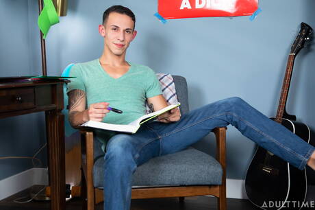 Młody amerykański chłopak Trevor Harris i latynoski muskularny Des Irez obciągają i ruchają się nawzajem