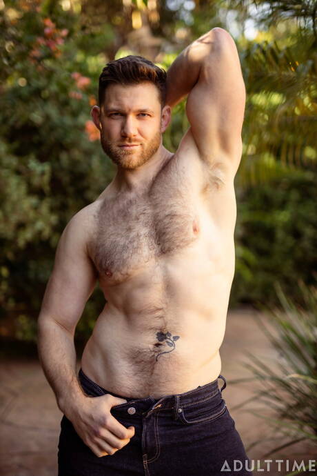 Les gars sans vergogne Caden Jackson, Jkab Ethan Dale et Brogan dans un trio chaud de sexe anal en extérieur