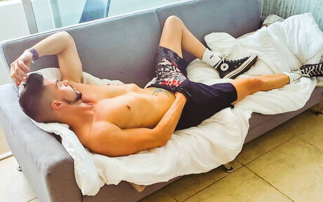 Les Canadiens bien bâtis Romeo Davis et Kryz Xxx se sucent et se baisent dans la cuisine