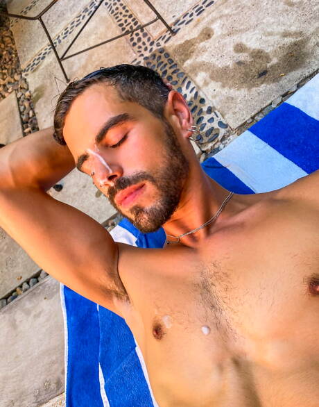 Der muskulöse Franzose Valentin Amour und der kräftige Kanadier Manuel Skye lieben sich am Pool