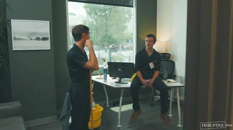 性感的美國人，帥哥斯科特·芬恩和性感的同性戀格雷森·蘭格在火熱的同性戀場景中